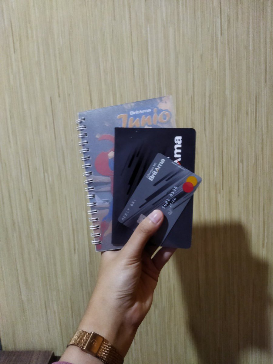 anggi_aeni's tweet photo. aseeeek buku rekening @BANKBRI_ID baru ku dah jadi neeeeh. gampang banget lagi bikinya, bisa lewat online terus habis itu tinggal ke kantor buat cetak kartu sama buku rekeningnya. Simpel ! Mana udah CSnya ramah dapet bonus notebook lagi. menang banyak sihh #ValidNoDebat https://t.co/64DmroP94W