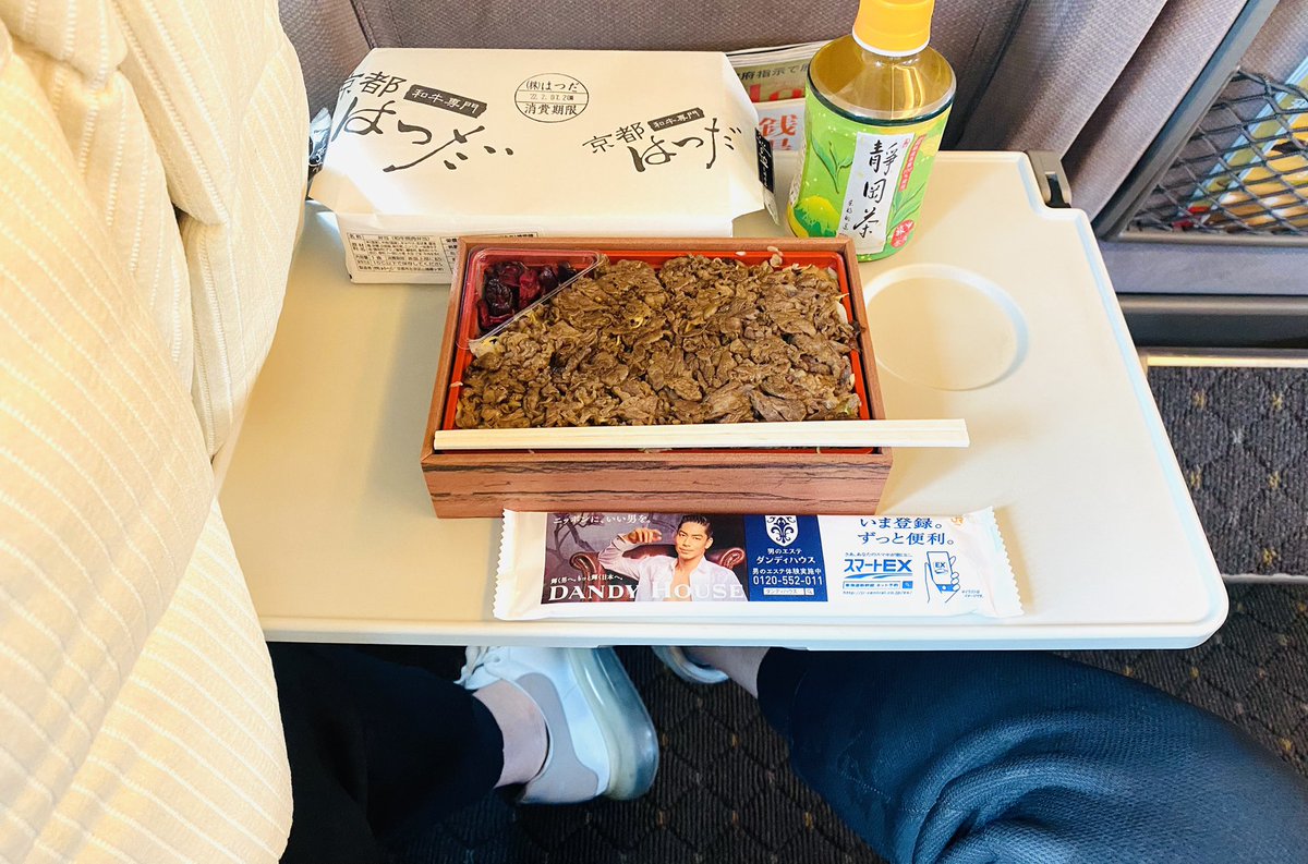 terauch1's tweet photo. 久しぶり、はつだの和牛焼肉弁当！
目的地 広島も2年ぶり！

岡田佑里奈と長島伊織の個展が、明日から広島そごうで開催されます。

なかなか移動が難しい時勢ですので、お電話でもお問合せください。

https://t.co/j2OT66Vb8n https://t.co/NhYysw6RLF