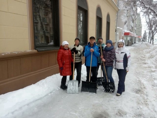 5 февраля сотрудники Самарской муниципальной информационно-библиотечной системы совместно с Администрацией Ленинского внутригородского района г.о. Самара приняли участие в "зимнем" субботнике по расчистке от снега прилегающей территории.
