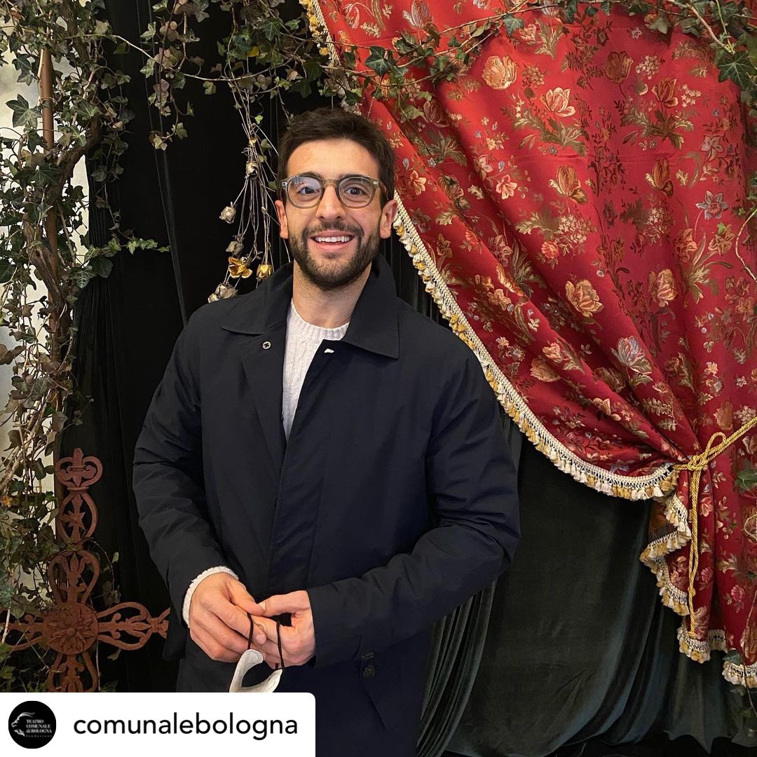 mammeilvolovers's tweet photo. Posted @withregram • @comunalebologna ✨ Un gradito ospite questo pomeriggio: il tenore @barone_piero membro de @ilvolomusic è venuto a trovarci per l'ultima recita di "Tosca" al Teatro Comunale. 

#operamusic #ilvolomusic #tosca #opera #tcbo #bologna #stagioneopera2022 https://t.co/8afynBMcN4
