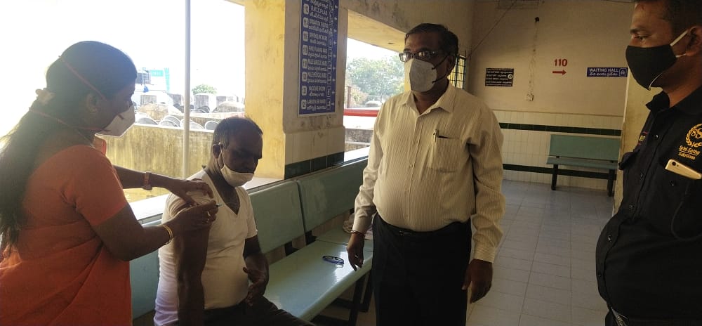 SudhaParimala_N's tweet image. @TSRTCHQ @tsrtcmdoffice 
#ChooseTSRTC #ExploreMedaramwithTSRTC

Booster dose Covid vaccination is being given to TSRTC employees, drafted for Medaram operations ,at all depots of Nizamabad Region.