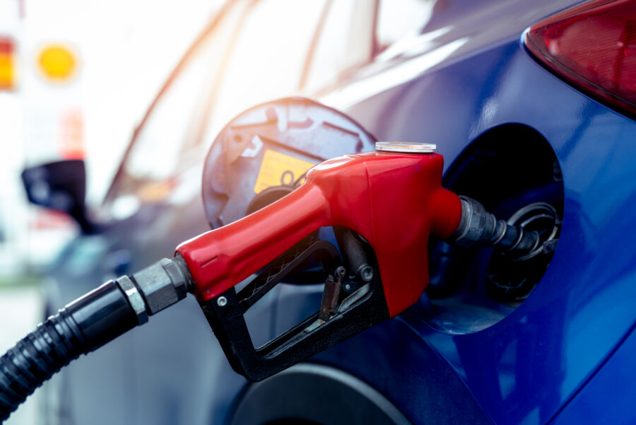Förslag om sänkt skatt på bensin och diesel. Läs mer: https://t.co/RFVlAqL9PU https://t.co/pmGIPFvARk