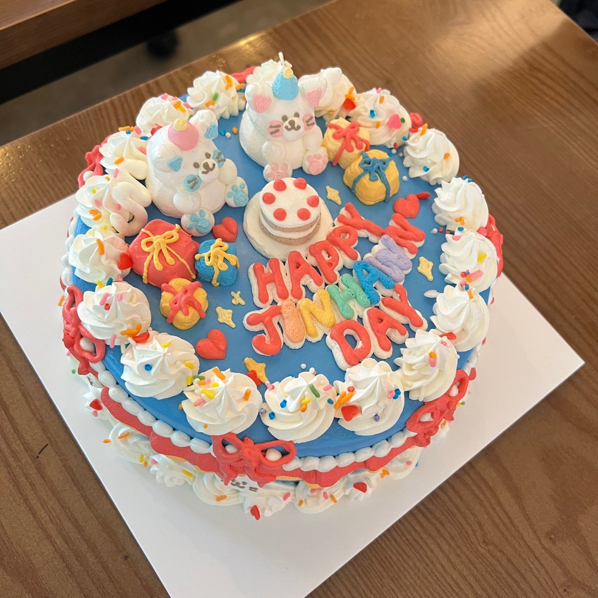 my_winter_boy's tweet photo. 𝐇𝐀𝐏𝐏𝐘 𝐉𝐈𝐍𝐇𝐖𝐀𝐍 𝐃𝐀𝐘 ฅ🐾 

˚ෆ*₊ 카페에 귀여운 진환이 생일케이크 
전시되어있습니다! https://t.co/bqAmUlxc8j