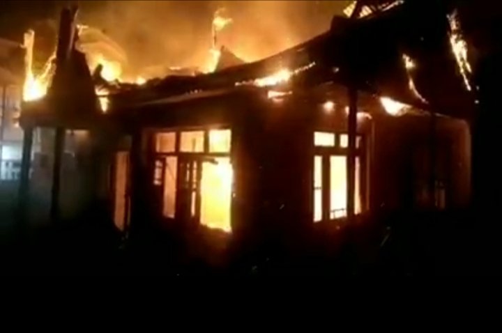 LNNNewsReport's tweet photo. Residential House Gutted In Midnight Blaze In Bandipora Village

#Follow Us On #Website_Page

https://t.co/mY3uhb54zN https://t.co/8FqYAi0F2v
