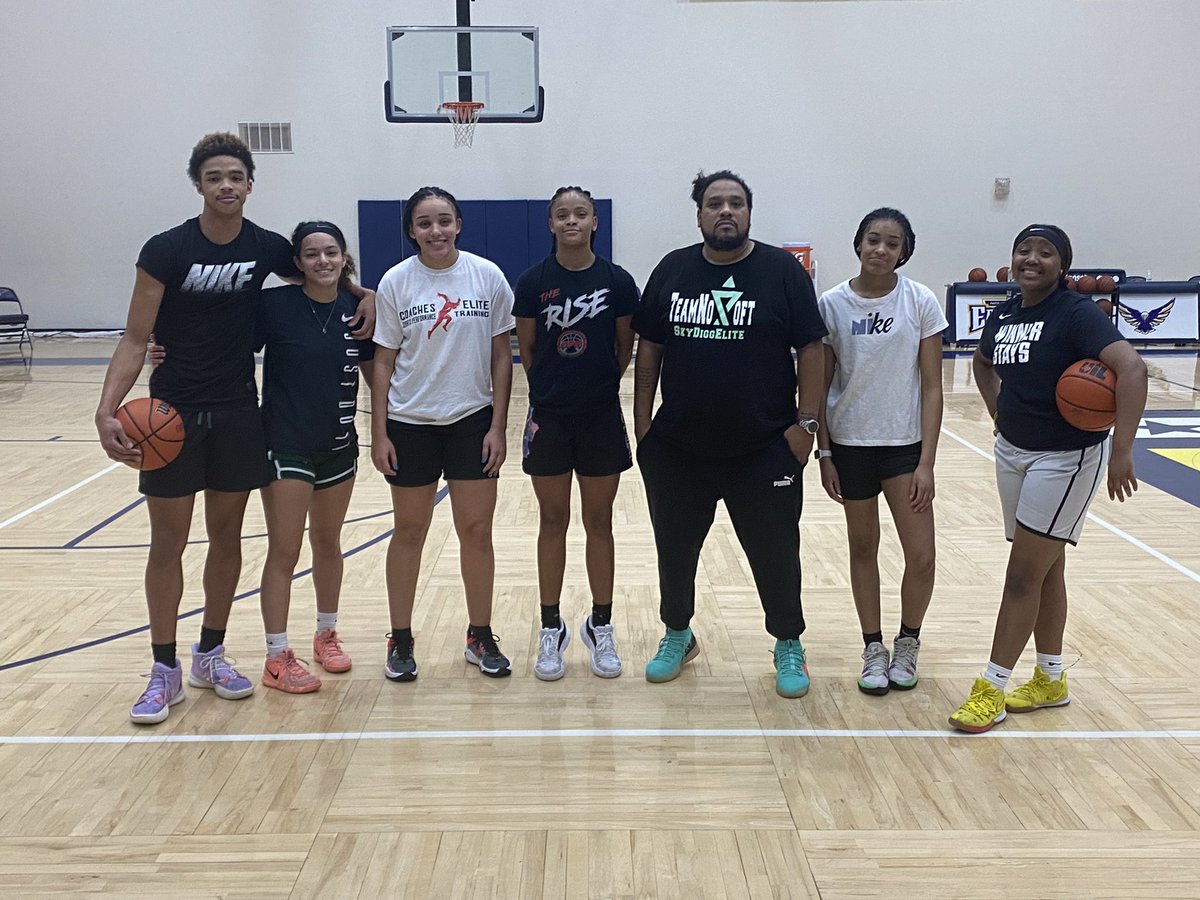 AdrianUTLB's tweet photo. 🚨 We got busy at “Sunday School Workout at Faith Family”!  Switched the format up. Instead of 1 hour workout we are doing one, 2 hour workout on Sundays. 

Had a few of the states top kids in the state and 3 of the most slept on kids. #UTLBTraining #WeGrind #WhosYourTrainer https://t.co/kLnkFvzS25