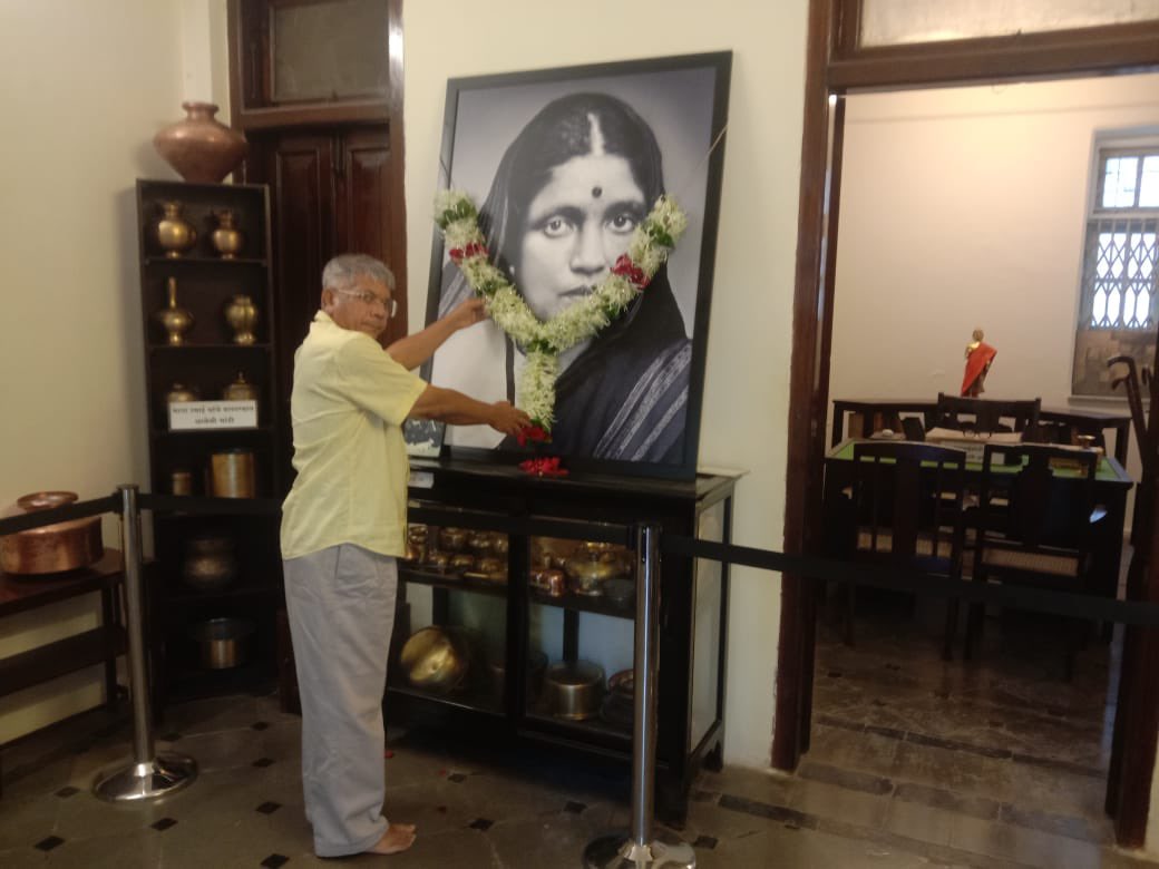 Prksh_Ambedkar's tweet photo. पोटची पोरं गमावूनही कोट्यवधींची आई झाली ती माता रमाई. गरिबीमुळे येणाऱ्या असंख्य संकटांना स्वतः हिमतीने तोंड दिले परंतु, कधी बाबासाहेबांच्या कार्याआड येऊ दिले नाही. सांसारिक दुःख पचवूनही बाबासाहेबांच्या चळवळीत सक्रिय राहिल्या.
1/2 https://t.co/t8fGGu4M0G