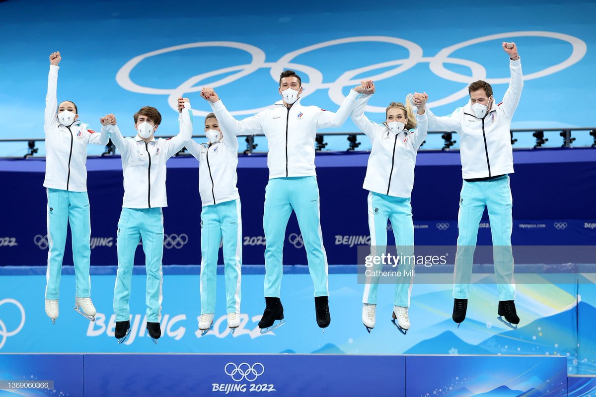 figureskatingRu's tweet photo. Золотые! Golden team! 🥇#Beijing2022 #фигурноекатание https://t.co/rraZUgBCAR