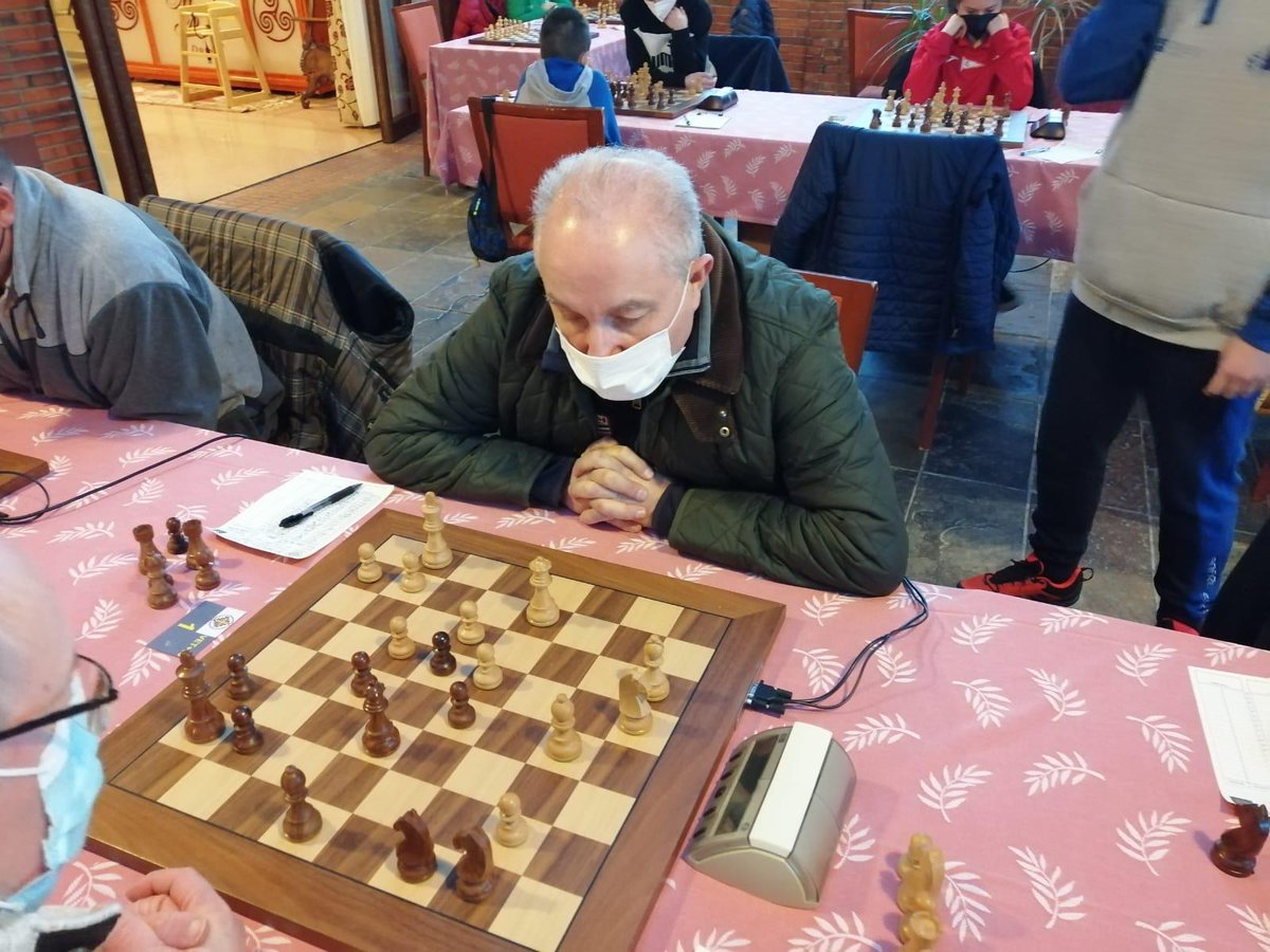 GijOn64oficial's tweet photo. ¡El Campeón de #Asturias de Veteranos @AsturAjedrez es @Uria59582390! Con un impecable 6 de 6, ganando todas las partidas, en una nueva muestra de su buen hacer. ¡Enhorabuena!
https://t.co/P7oOlCP4NY https://t.co/MKgfPuYxad