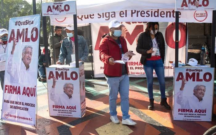 AlanAdameMX's tweet photo. Las trampas de la #RevocacionDeMandato:

❌No la solicitamos los ciudadanos, en este caso fue maniobra de @lopezobrador_

❌18 mil firmas fueron de personas fallecidas

❌Sea cual sea el resultado AMLO ganará, desgastando al INE y a la oposición

💸Costará 2 mil millones de pesos https://t.co/VK5W0UaaTJ