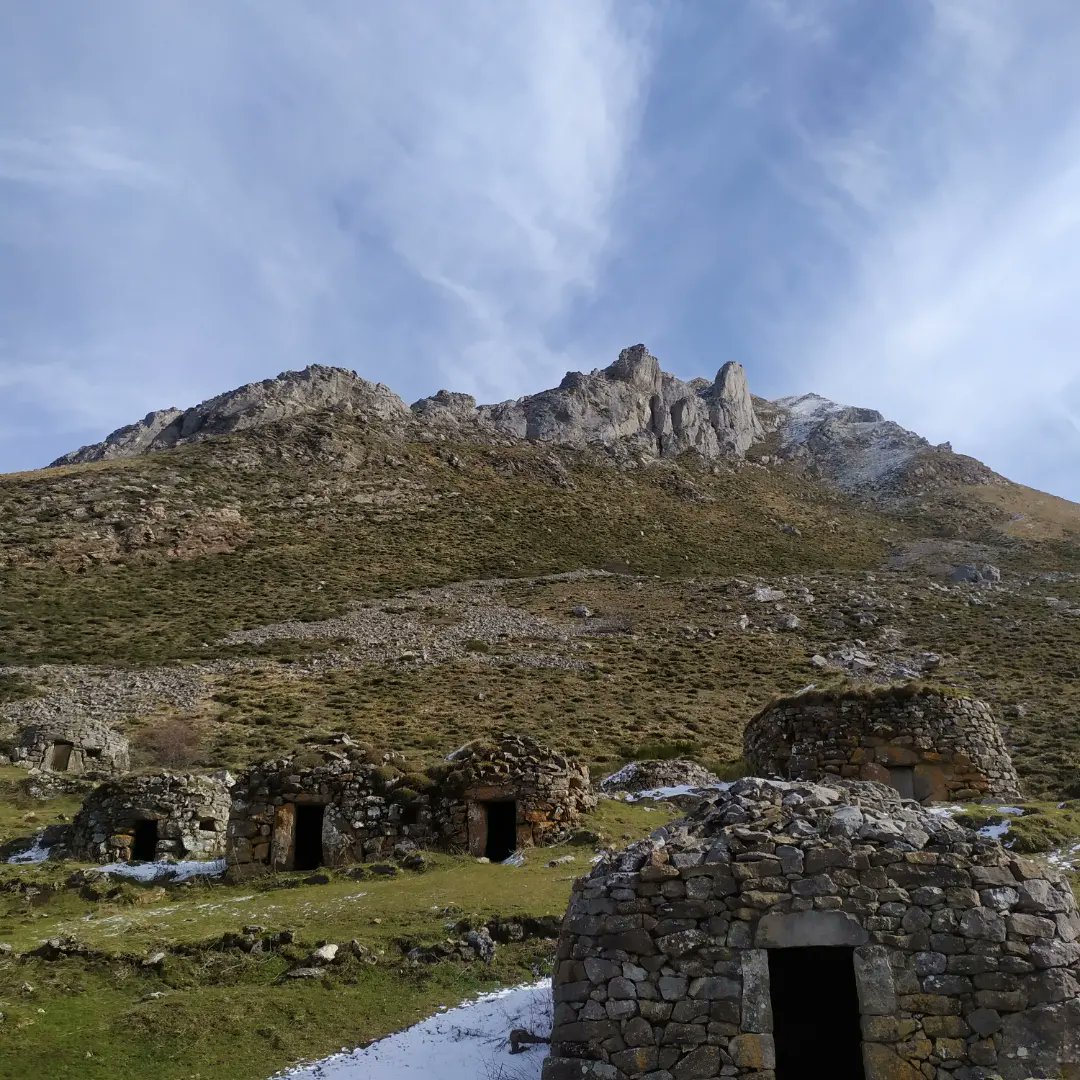 CasalChurro's tweet photo. Esos días de #sol en #invierno son oro. Y si además puedes disfrutar de la braña con más #corros de #Asturias y rematar la jornada en el #PuebloEjemplardeAsturias2022, ya es insuperable #CasalChurro #AlejandroCasona #Somiedo #CangasdelNarcea #Besullo #Bisuyu #montaña #patrimonio https://t.co/ebRdPRo2XO