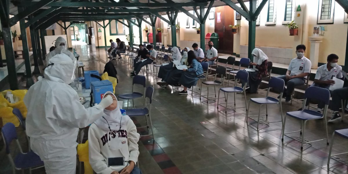 Pengambilan sampel tes PCR  bagi siswa kontak erat, koridor SMAN 3-5 Bandung. Petugas dr Puskesmas Tamblong. Senin 7/2-2022 <a href="/kangyanamulyana/">Yana Mulyana</a> <a href="/PRFMnews/">Radio PRFM</a> <a href="/infobdg/">BANDUNG ᮘᮔ᮪ᮓᮥᮀ</a> <a href="/Bandung_Dinkes/">Dinas Kesehatan</a> <a href="/disdik_bandung/">Disdik Kota Bandung</a>