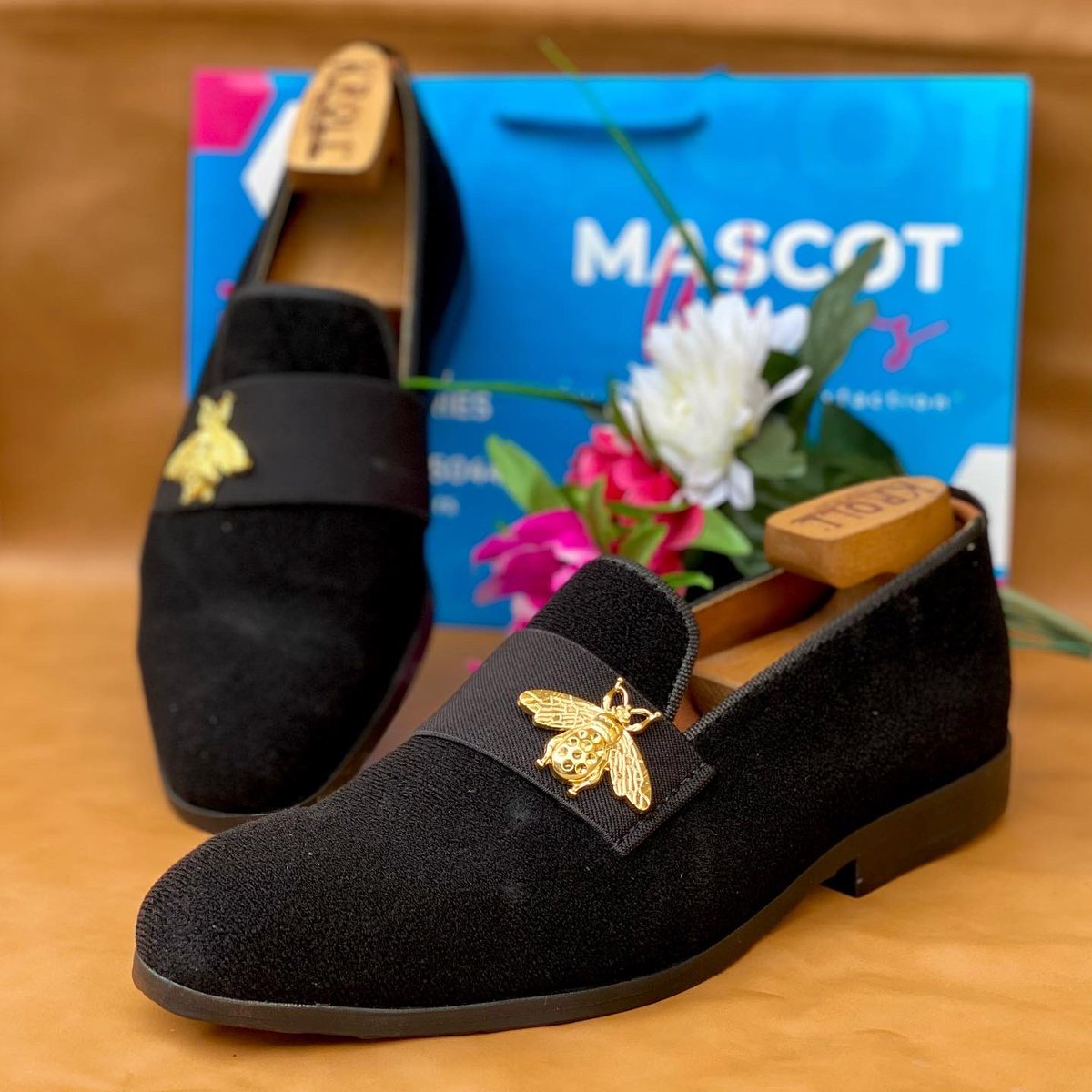 mascotwears's tweet photo. ❣️ SUEDE BEE-STRAP LOAFER ❣️ 

👣WALK IN US👣
PRICE : 22,000NGN 
.
.
.
#mascotwears #walkinus #handmade #loafer #menshoes #instafashion #mondaymotivation #owambe #official #shoesforsale #dapper #suede #bee #tweetshoes #mensfashion #menwith #cordwainer #handmade #madeinnigeria🇳🇬 https://t.co/brlu29Vg2y