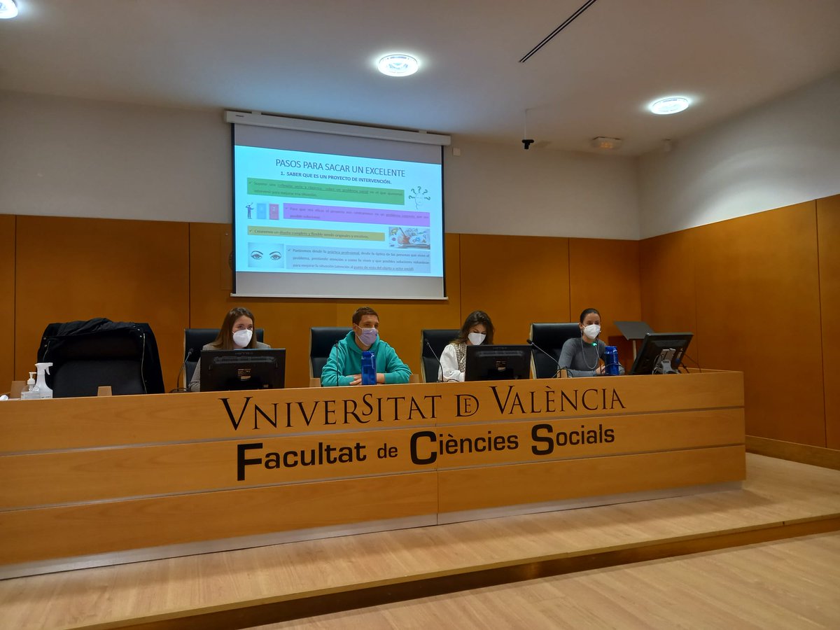 FacSocialsUVEG's tweet photo. Quin luxe poder aprendre així!
L'estudiantat de 4rt de grau en #treballsocial, #sociologia i #RRLLRRHH i 5è del doble grau en #sociologiapolítiques han conegut de primera mà alguns dels TFG presentats el curs passat. (1/2) https://t.co/IBZ4YIoKDL