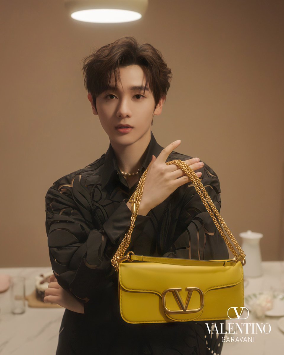 LOfficielThai's tweet photo. รับวาเลนไทน์กับบอยแบนด์สุดฮอต INTO1 ในแคมเปญล่าสุดจาก Maison Valentino และกระเป๋าใบสวยอย่าง Valentino Garavani Locò  https://t.co/HeVXmrLdBi

#ValentinoxINTO1 
#VALENTINOGARAVANI 
#locobag #INTO1 
#INTO1_Wonderland 
#INTO1Patrick #INTO1Nine https://t.co/doGHUL94ey