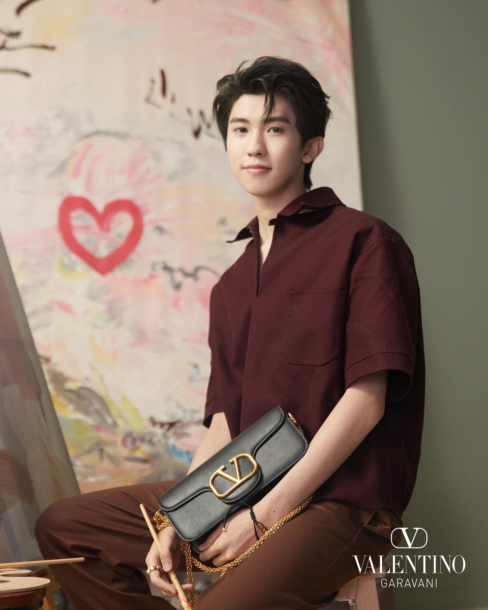 LOfficielThai's tweet photo. รับวาเลนไทน์กับบอยแบนด์สุดฮอต INTO1 ในแคมเปญล่าสุดจาก Maison Valentino และกระเป๋าใบสวยอย่าง Valentino Garavani Locò  https://t.co/HeVXmrLdBi

#ValentinoxINTO1 
#VALENTINOGARAVANI 
#locobag #INTO1 
#INTO1_Wonderland 
#INTO1Patrick #INTO1Nine https://t.co/doGHUL94ey