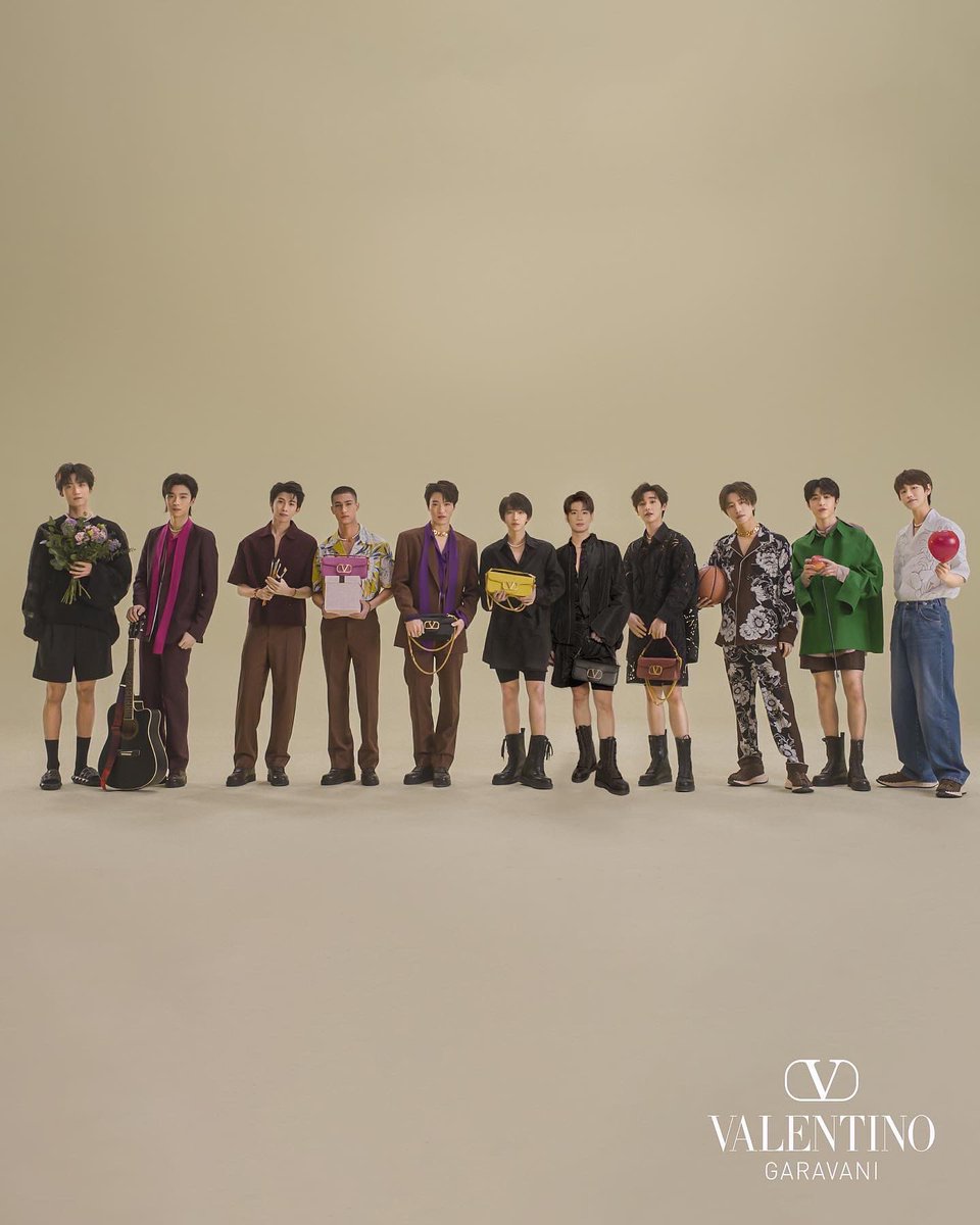 LOfficielThai's tweet photo. รับวาเลนไทน์กับบอยแบนด์สุดฮอต INTO1 ในแคมเปญล่าสุดจาก Maison Valentino และกระเป๋าใบสวยอย่าง Valentino Garavani Locò  https://t.co/HeVXmrLdBi

#ValentinoxINTO1 
#VALENTINOGARAVANI 
#locobag #INTO1 
#INTO1_Wonderland 
#INTO1Patrick #INTO1Nine https://t.co/doGHUL94ey