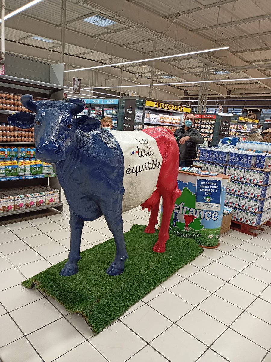 Fairefrance's tweet photo. Récemment nos #agriculteurs et #agricultrices @Fairefrance #LeLaitEquitable étaient au @Leclerc #LoisonSousLens l'occasion de présenter notre mascotte @Justine_FaireF (car son lait est le plus juste !) aux consommateurs 🥳🥰🤩👇 https://t.co/ghZKmMrQQx