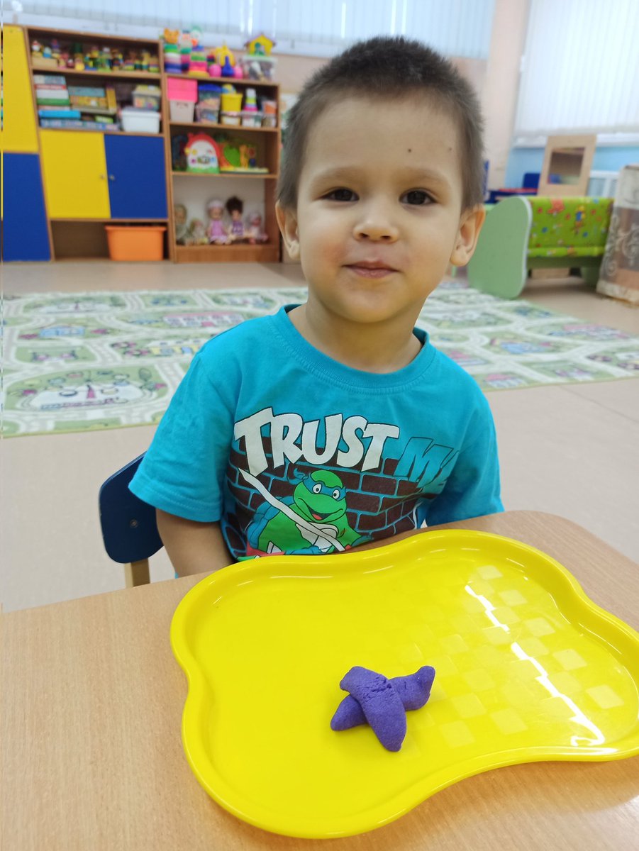 Как мы знаем,игра с песком-это одно из любимых занятий детей.Игра с ним-это не просто времяпровождение.Это много эмоций и развив-х игр.Дети сами тянутся к песку,надо только придать этой тяге творческую составляющую,и из обычного "ковыряния"в песке получается образоват-й процесс.