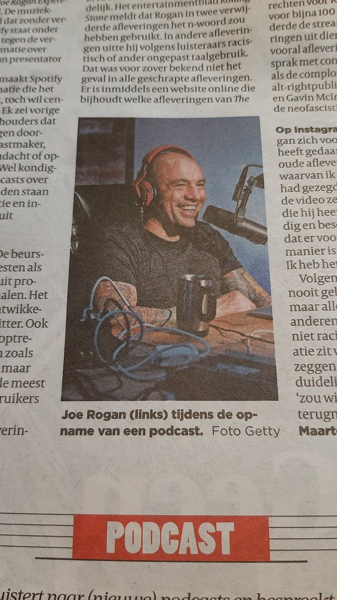 Joe Rogan (links), een microfoon (rechts)
