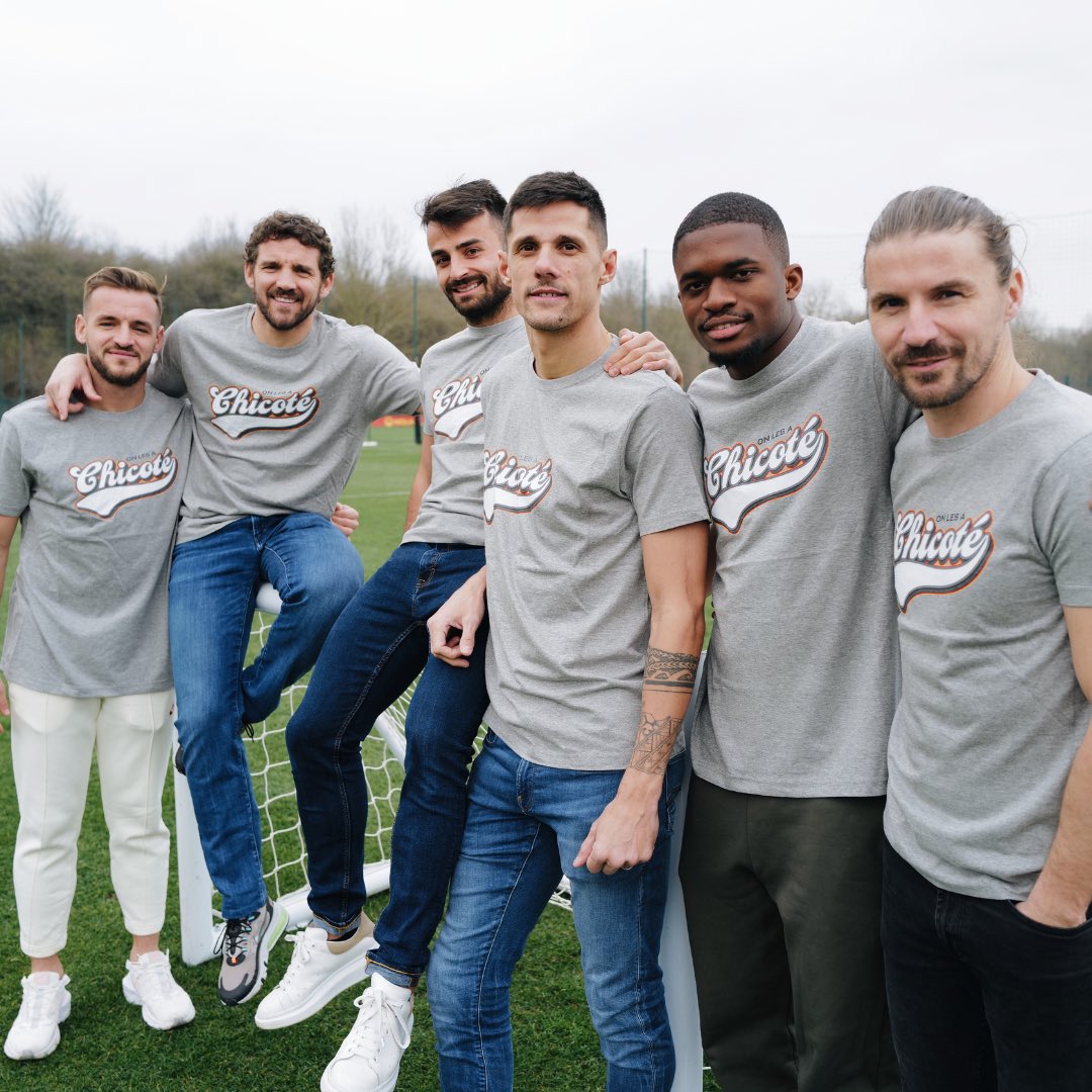 CRABY4's tweet photo. Bon, @yannickcahuzac @C_DoucoureOff @Djoninho25 c’est bon on a compris, la promo du t-shirt est faite.
Il conviendrait de changer de t-shirt maintenant et de le laisser aux adversaires.
#Chicotes #RCLens https://t.co/eTnYQ60Iz8
