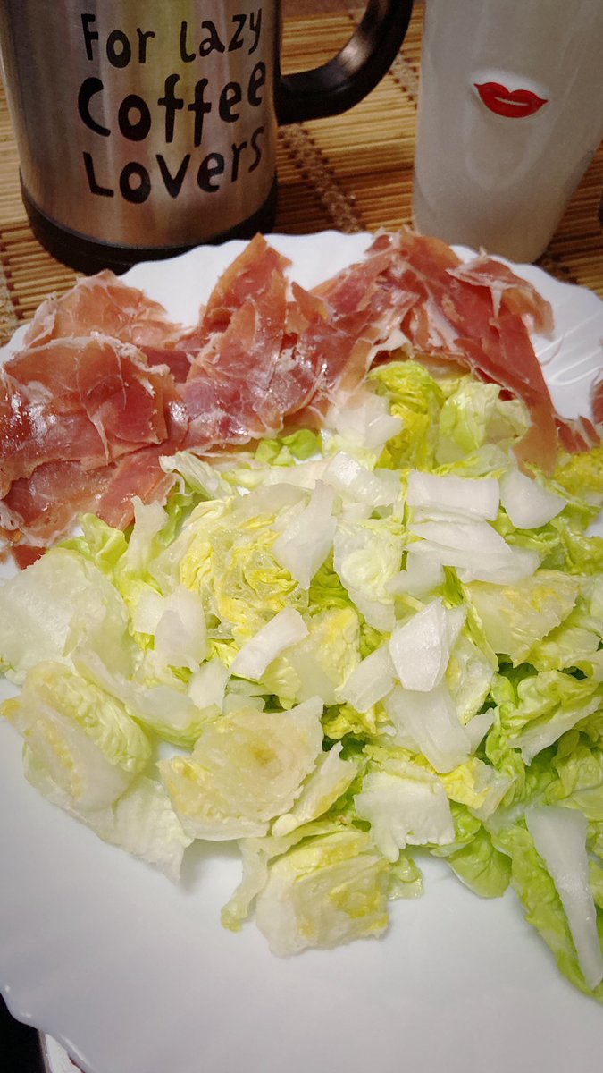 Rakel_Cangura's tweet photo. Comencemos con la rutina de la semana... 
me he comprado un jamón “en tapas” que es imposible sacarlo del blister en tapas 😬😂
#dramones 
#bonjour almas de cántaro https://t.co/etEUfCR3ip
