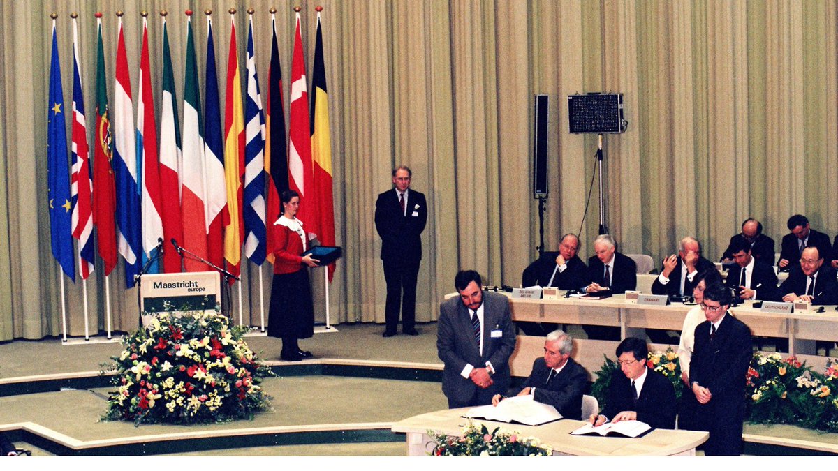 10 стран подписывали договор. Maastricht Treaty. Подписание Маастрихтского договора. Европейский Союз 1993. Маастрихтский договор рождение европейского Союза.