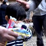 餅まきで戦利品がなく泣いている子供に？大人たちがお菓子で服をパンパンにする!