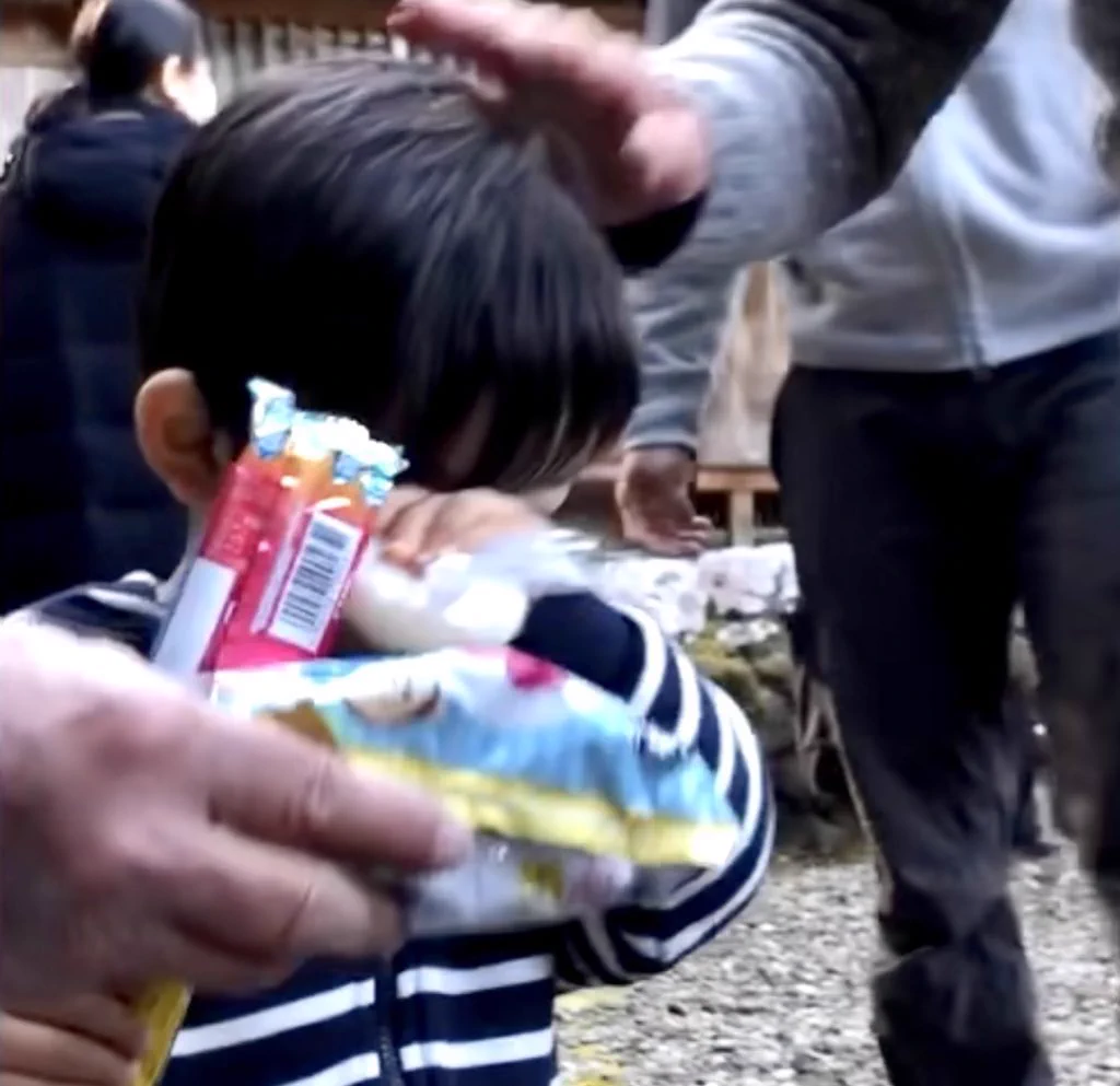 餅まきで戦利品がなく泣いている子供に？大人たちがお菓子で服をパンパンにするwww