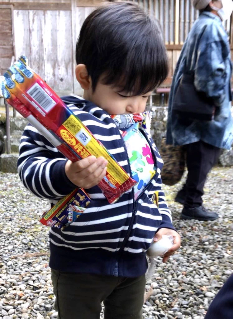 餅まきで戦利品がなく泣いている子供に？大人たちがお菓子で服をパンパンにするwww