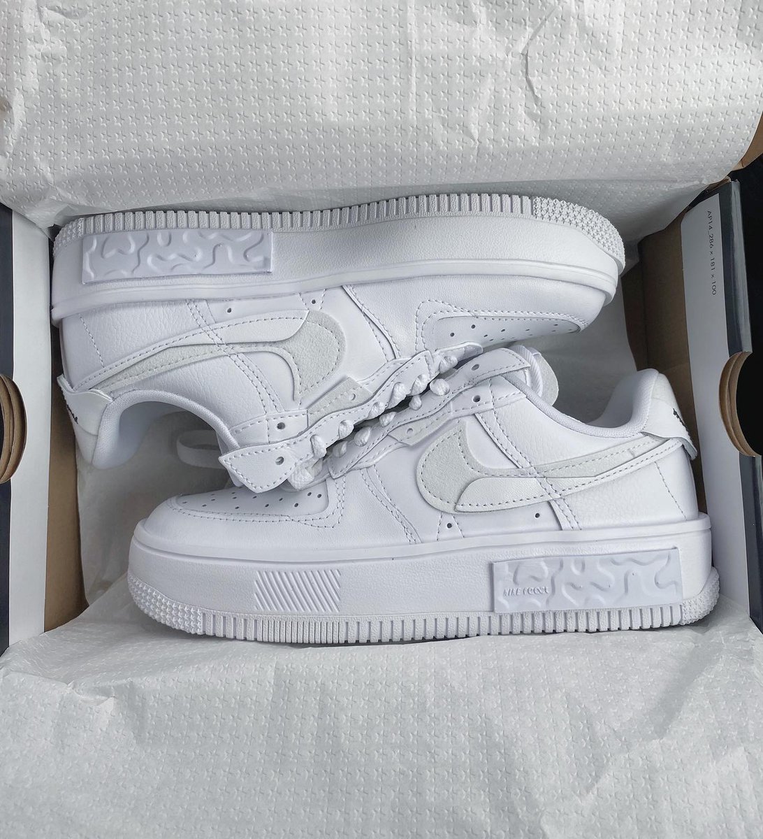 CaminoTV's tweet photo. La Air Force 1 Fontanka triple white 👀

Lien : https://t.co/mxHwM1DCP7 (110€) https://t.co/RfSTn52b29