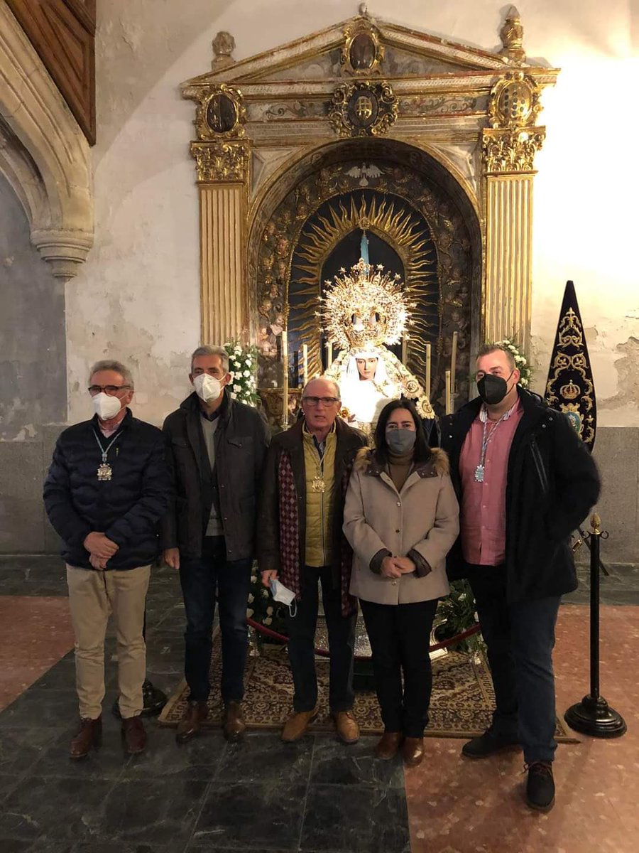 Que vergüenza utilizar a cofradías y hermandades en campaña electoral, cuando al candidato <a href="/jfcohdez/">José Francisco Hernández</a> jamás se le vio por esta Hermadad. Pero visto quien sale en la foto parece una sucursal Ppera.