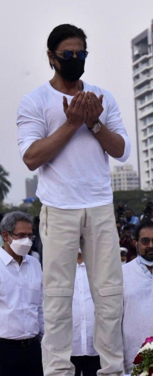 ETimes (@etimes) on Twitter photo On a scale of 1 to 10, how much would you rate this picture of #ShahRukhKhan praying at #LataMangeshkar’s funeral
<a href="/iamsrk/">Shah Rukh Khan</a> On a scale of 1 to 10, how much would you rate this picture of #ShahRukhKhan praying at #LataMangeshkar’s funeral
<a href="/iamsrk/">Shah Rukh Khan</a>