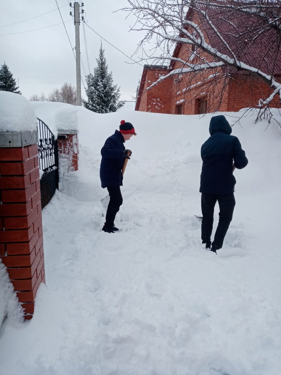 Волонтёрский отряд #ООШ4_Отр после уроков внёс посильную помощь в расчистке придомовых территорий. Огромную благодарность выразили жители частного сектора. Спасибо  вам ребята! <a href="/KasatikovAV/">ГБОУООШ№4гОтрадный</a>