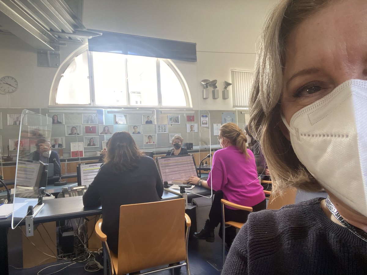 Und jetzt noch ⁦<a href="/oe1journale/">Ö1 Journale</a>⁩ Morgenkonferenz, um das Bild von der ⁦<a href="/oe1/">Ö1</a>⁩ Frühschicht komplett zu machen. Zu vielen vertrauten Stimmen endlich zumindest die obere Hälfte der Gesichter kennengelernt #FFP2!