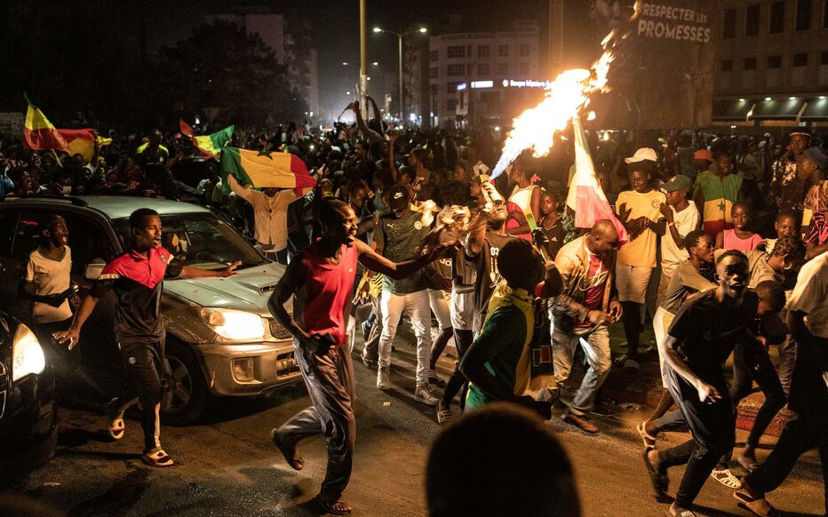CerfiaFR's tweet photo. 🇸🇳 FLASH | Le président du #Sénégal a décrété la journée de lundi "fériée, chômée et payée" après la victoire de la  #CAN2022 par la sélection nationale.

(TV5Monde) #football https://t.co/XTmPaTdOSy