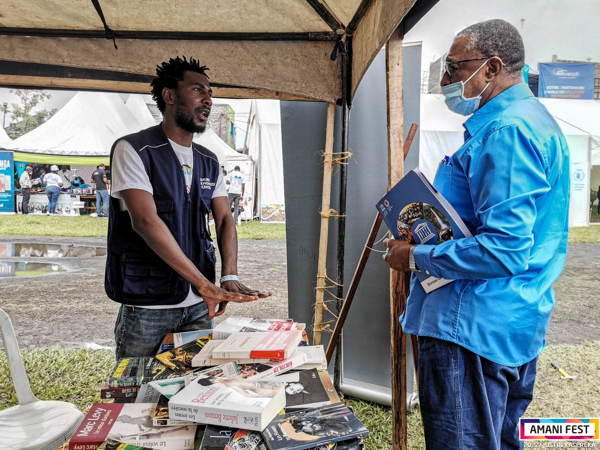 Uhuruknowledge's tweet photo. Notre bibliothèque était aussi au rendez-vous. Plusieurs festivaliers sont passés visiter les livres à notre stand.
#UhuruKnowledge #AmaniFest2022 #Livres #Congo https://t.co/jql0cR1CKO