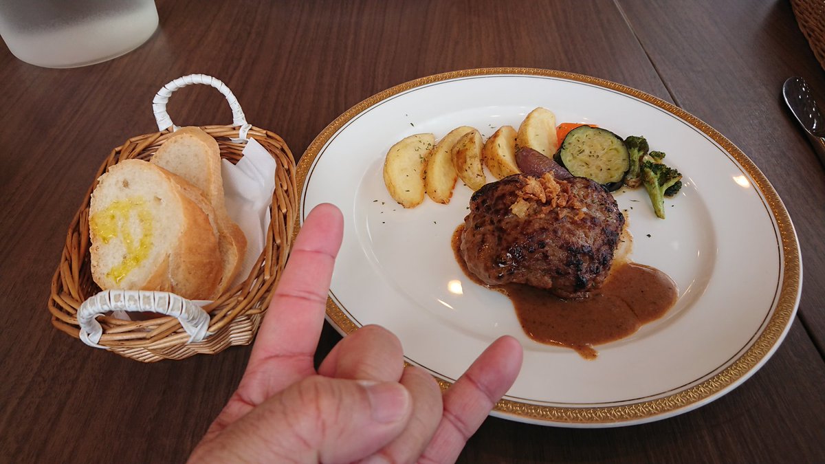 princecancer722's tweet photo. 今日は余りまくっている年休を消化する為に年休取得して、嫁さんとスイス菓子BASELに併設している「Rischart」でハンバーグランチを食べました。
デザートにはランチ限定のケーキ付き(ドリンク無料)のBASELセットにしましたが、ハンバーグもケーキも滅茶、美味しかったですよ😋
#BASEL #Rischart https://t.co/Ua8JTeOYFD