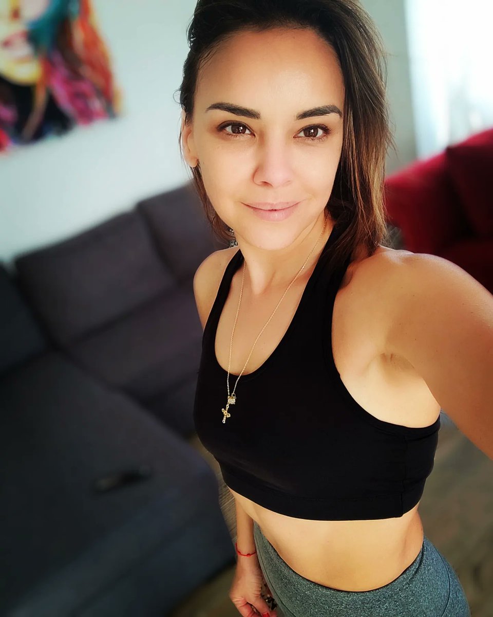 Chenoa's tweet photo. A por la semana Aldea. Besos llenos de cariño. Arriba los corazones ❤️ https://t.co/ghHUQNmUjU