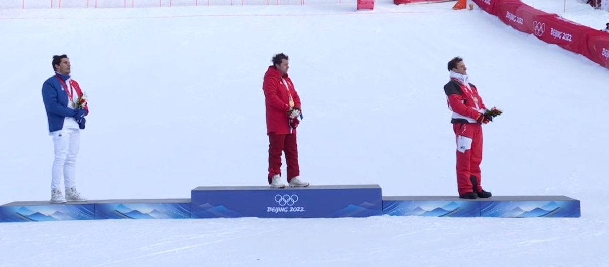 RMCsport's tweet image. 🥈 Le magnifique sourire de Johan Clarey sur le podium de la descente. 41 ans en argent, c&apos;est franchement magistral. Bravo champion ! ► bit.ly/3B5sSOI