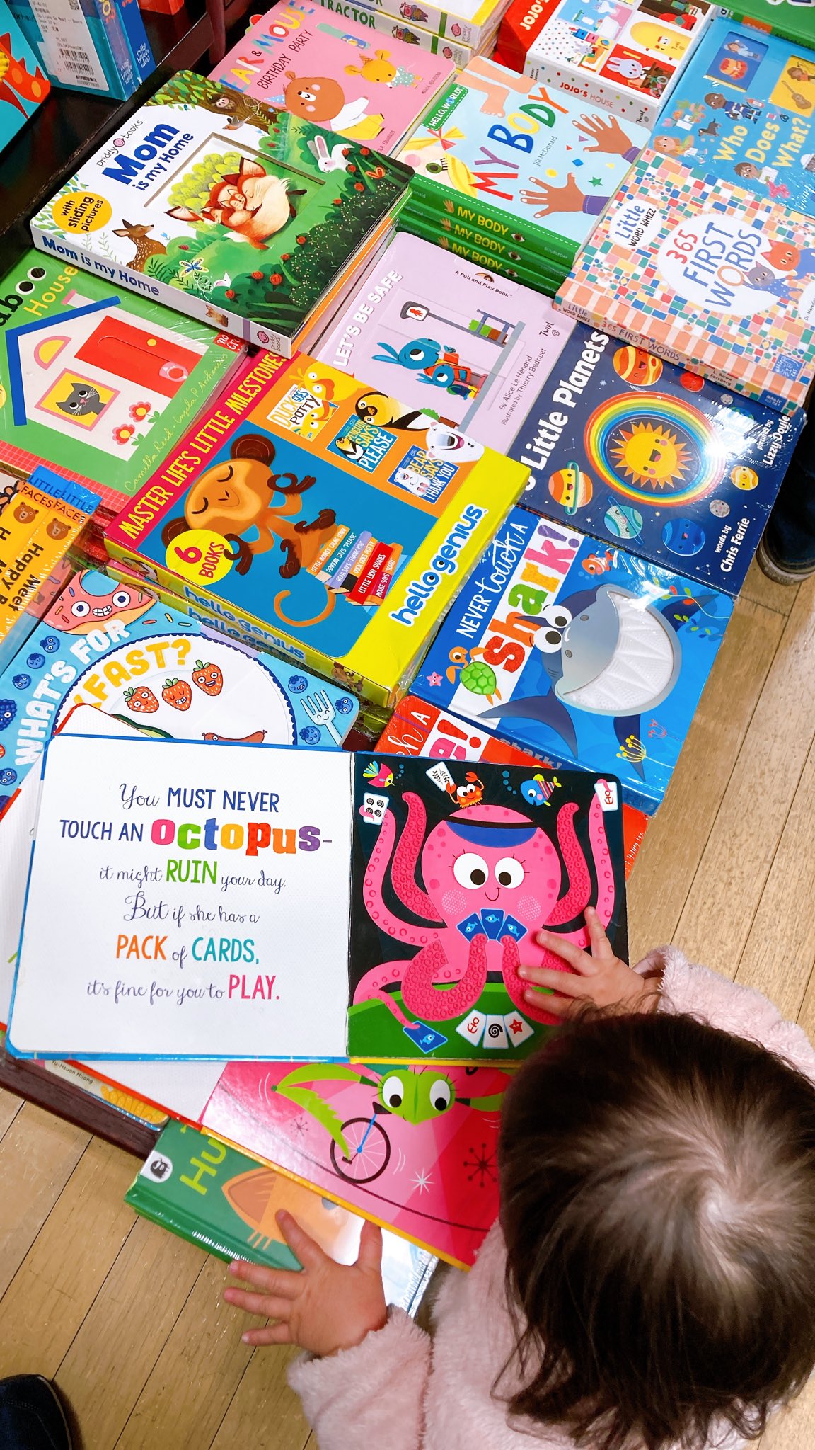 Ai Kawasaki 毎月娘が生まれた5日に絵本を買っていて 今日は初めて家の近くの本屋さんに行ってきました エレベーター降りた瞬間びっくり 英語専門 大人の本も本棚のしるしも全部英語 絵本はめっちゃ可愛いしなんかおしゃれで 5日以外も買って Ai Kawasaki 毎月娘が生まれた5日に絵本を買っていて 今日は初めて家の近くの本屋さんに行ってきました エレベーター降りた瞬間びっくり 英語専門 大人の本も本棚のしるしも全部英語 絵本はめっちゃ可愛いしなんかおしゃれで 5日以外も買って