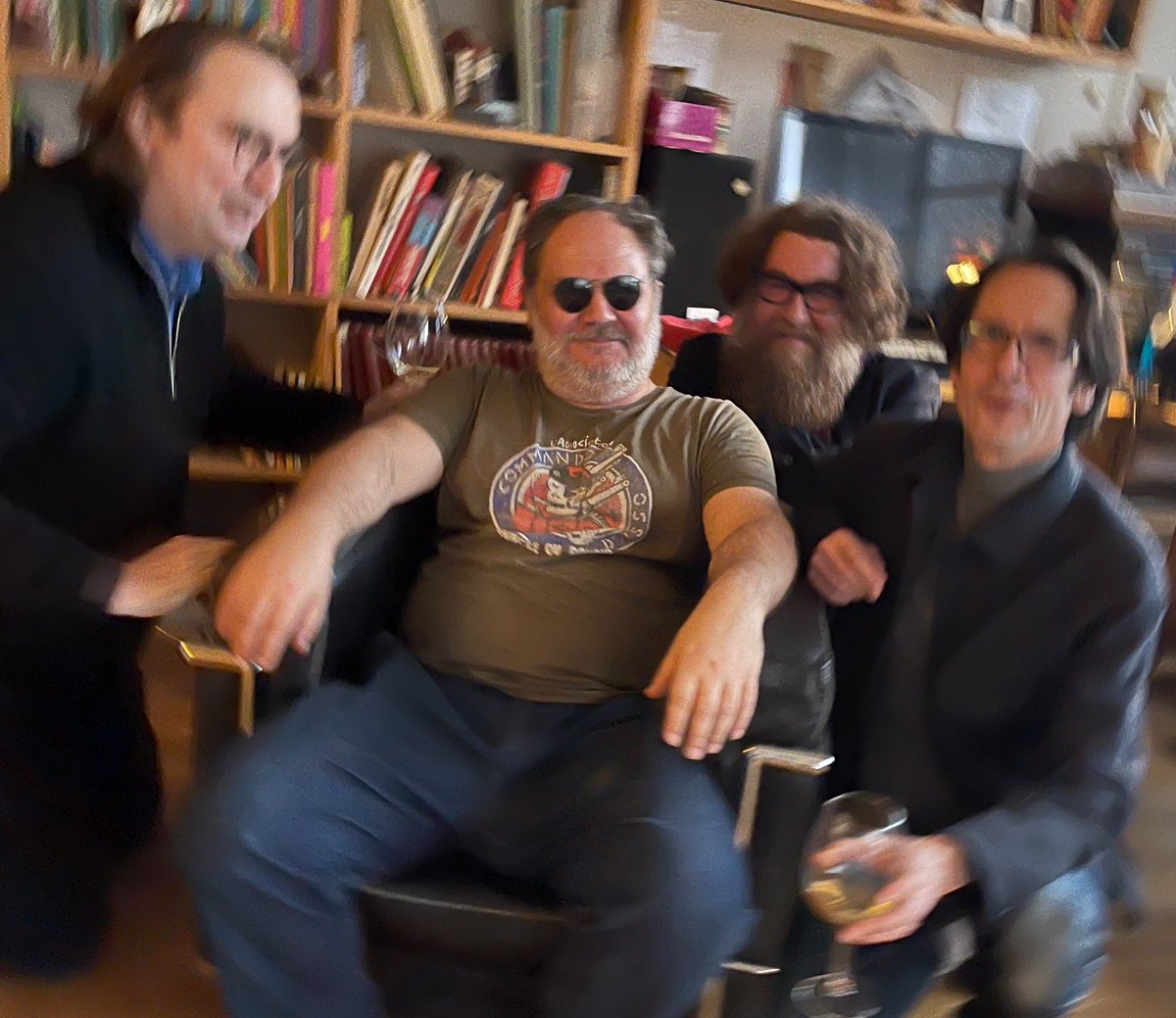 TonioGG's tweet photo. Ce soir, #MauvaisGenresFC @frangeliers descend chez Patrice #Killoffer (et aussi quelques bouteilles...)
A 22h sur @franceculture, et ici https://t.co/O3mcpPiJxo
Photos Laurent Paulre https://t.co/TgRNLpCN9I