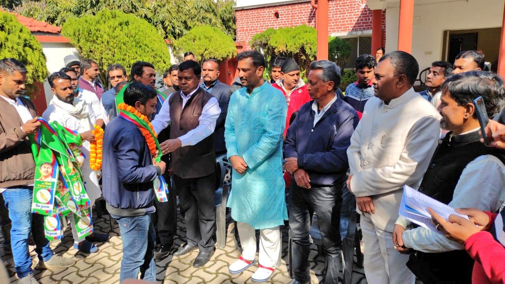 ajsupartyjh's tweet photo. केंद्रीय अध्यक्ष श्री सुदेश कुमार महतो जी के कांके स्थित आवास पर आयोजित मिलन समारोह में झामुमो,पेटरवार (गोमिया) के प्रखंड अध्यक्ष धनुलाल महतो ने अपनी पूरी कमिटी तथा झारखण्ड किसान मोर्चा के प्रदेश अध्यक्ष रचिया महतो ने अपने सैकड़ों समर्थकों के साथ आजसू पार्टी की सद��्यता ग्रहण की। https://t.co/ph6z3nXGX2