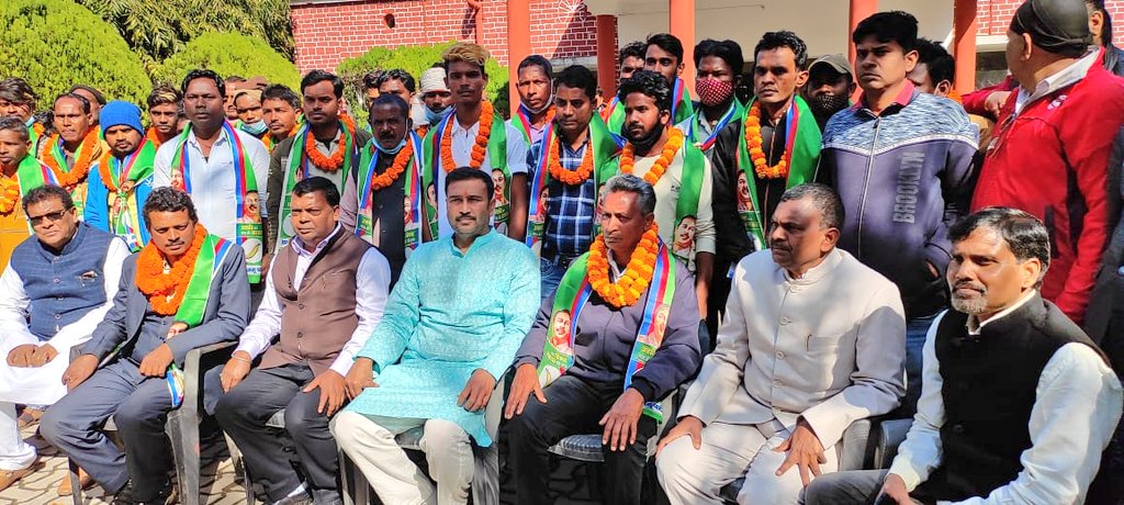 ajsupartyjh's tweet photo. केंद्रीय अध्यक्ष श्री सुदेश कुमार महतो जी के कांके स्थित आवास पर आयोजित मिलन समारोह में झामुमो,पेटरवार (गोमिया) के प्रखंड अध्यक्ष धनुलाल महतो ने अपनी पूरी कमिटी तथा झारखण्ड किसान मोर्चा के प्रदेश अध्यक्ष रचिया महतो ने अपने सैकड़ों समर्थकों के साथ आजसू पार्टी की सद��्यता ग्रहण की। https://t.co/ph6z3nXGX2