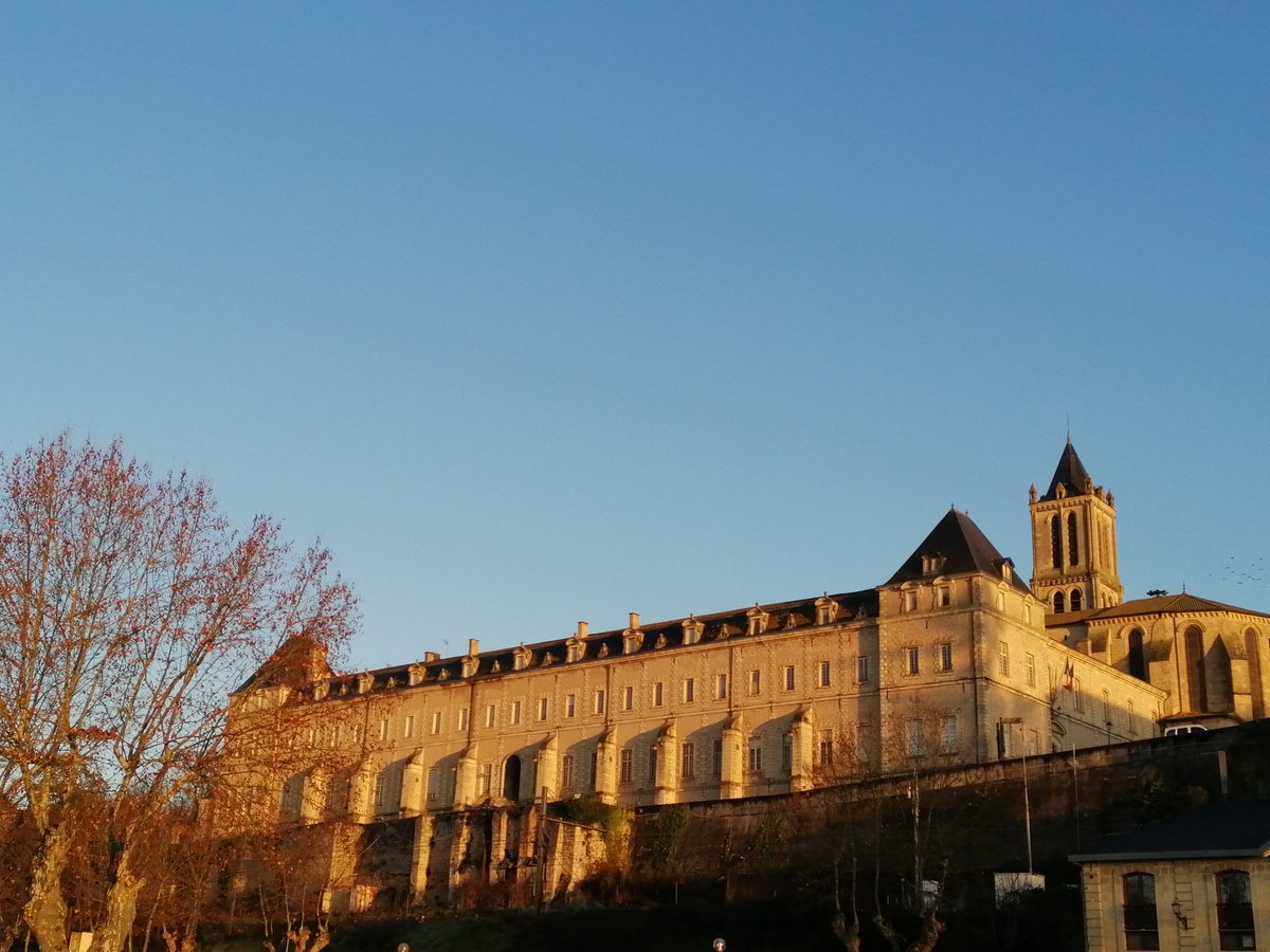 Lever de soleil sur La Réole et son marché ! Début du week-end tout en douceur ! Concours de photo avec <a href="/charles_cazanav/">Charles.Cazanave</a> #sunrise 😎
<a href="/LareoleMaville/">La Réole ma Ville</a>