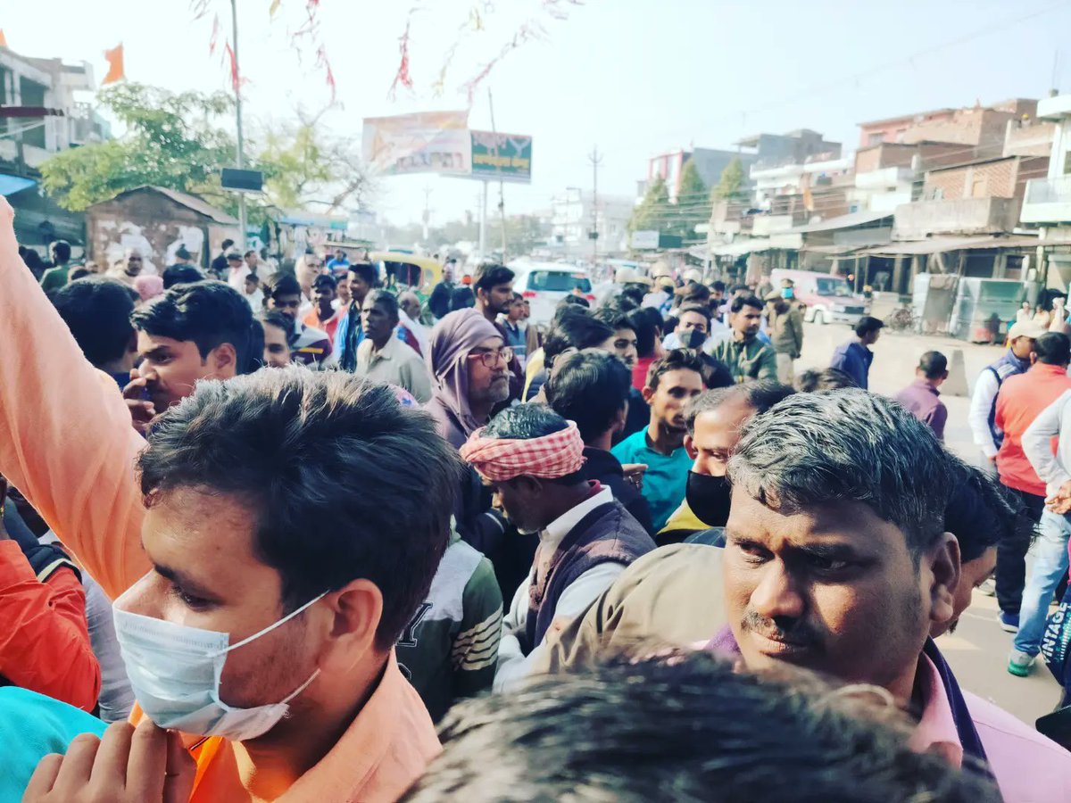 sadhanasinghbjp's tweet photo. आज मेरे विधानसभा क्षेत्र के अलीनगर में वसन्त पंचमी के अवसर पर एक विशेष समुदाय के युवक के द्वारा माँ सरस्वती की मूर्ति को खंडित किया गया । 

इस घटना की जानकारी के बाद तुरंत मौके पर पहुंचकर , प्रशासन की मदद से आरोपियों पर FIR दर्ज करवाया तत्पश्चात पुलिस ने आरोपी को गिरफ्तार किया । https://t.co/PnBDWk7046