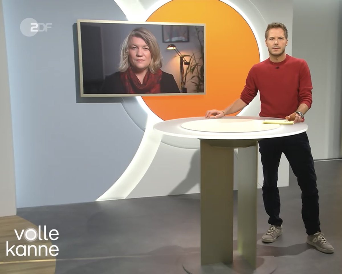 WeissFlorian's tweet photo. „Wer an einer Pressefreiheit in China glaubt, glaubt auch an den Weihnachtsmann“. #ZDF Ostasien Korrespondentin @SchoenebornStef im #vollekanne Gespräch https://t.co/bhtfaI1h2K https://t.co/m03MnbPdhC