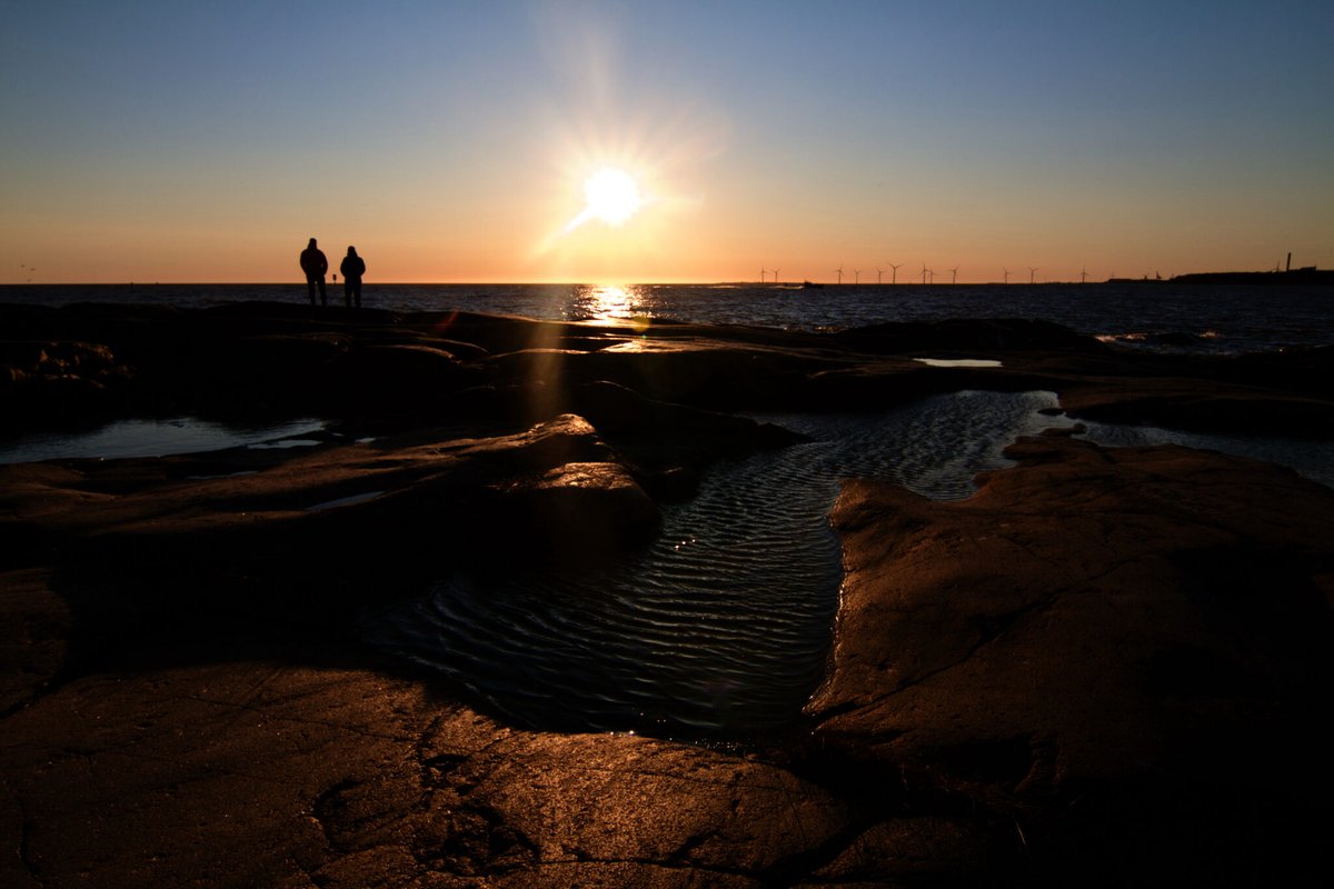 VisualFinland's tweet image. Ystävykset auringonlaskussa Porin Kallon upealla kalliorannalla.

Tämän ja muut kotimaan maisemakuvat löydät käyttöösi Visual Finland -kuvapankista: visualfinland.com

#valokuvaus #pori #kuvapankki #meri @visitpori @Porikaupunki