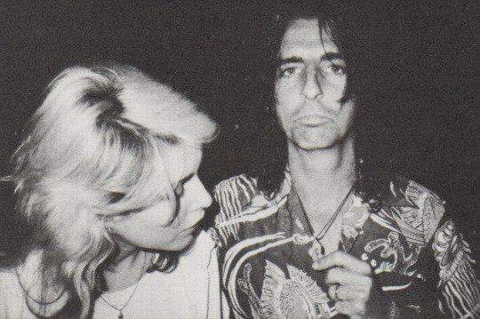 Happy Birthday  Mr Alice Cooper.....
 74 años....      & Debbie Harry 