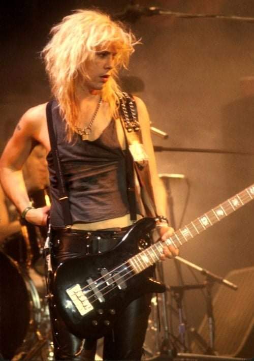 JuanGabrielPaye's tweet photo. Happy Birthday to one of my idols since I can remember. I'm looking forward to seeing you play in Seville. Congrats @DuffMcKagan https://t.co/vfYdB62rTd