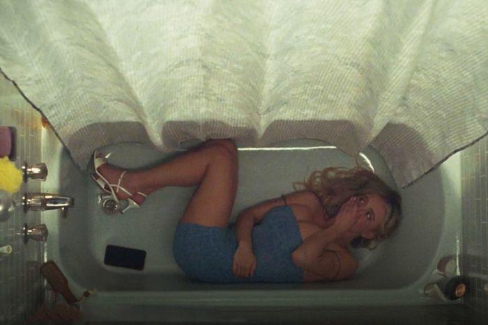 sarabrgrx's tweet image. la Z4nicchi nel suo camerino completamente circondata da queer e comunisti